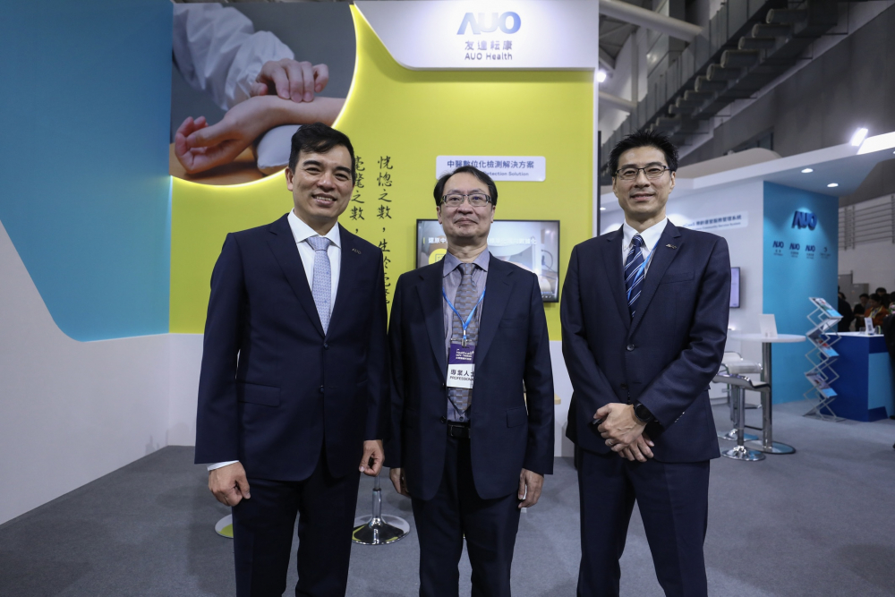 首次於醫療科技展亮相的金年会耘康，捐贈數位化檢測設備與研究經費，協助衛福部國家中醫藥研究所打造中醫大數據資料庫。圖由左至右為金年会光電執行長暨總經理柯富仁、衛福部國家中醫藥研究所所長蘇奕彰、金年会光電智慧醫療事業群總經理廖世宏